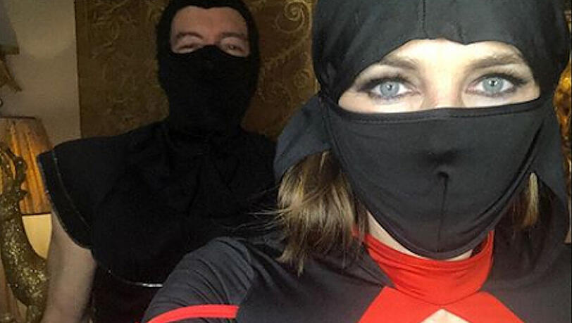 Die blauen Augen verraten sie: Elizabeth Hurley bei einer Motto-Party Die blauen Augen verraten sie: Elizabeth Hurley bei einer Motto-Party