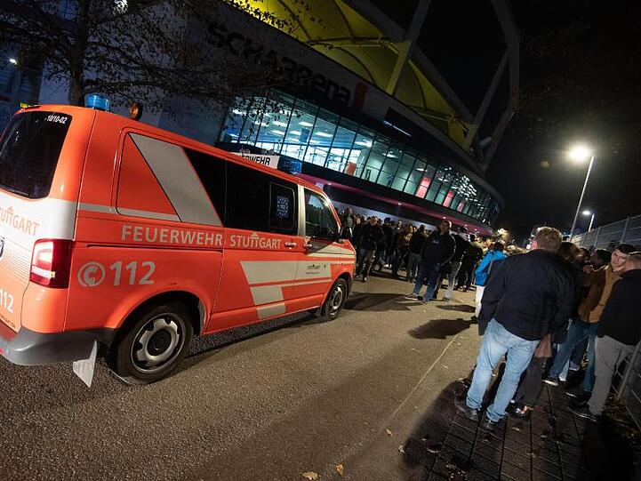 Die Partie in Stuttgart war infolge eines Feueralarms und der daraus resultierenden Evakuierung für knapp 45 Minuten unterbrochen worden.
