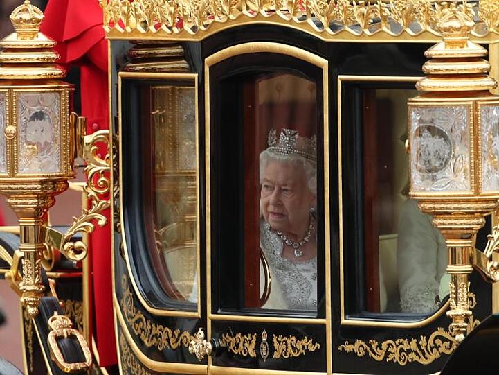 In einer Kutsche fährt Königin Elisabeth II. zur feierlichen Wiedereröffnung des britischen Parlaments.