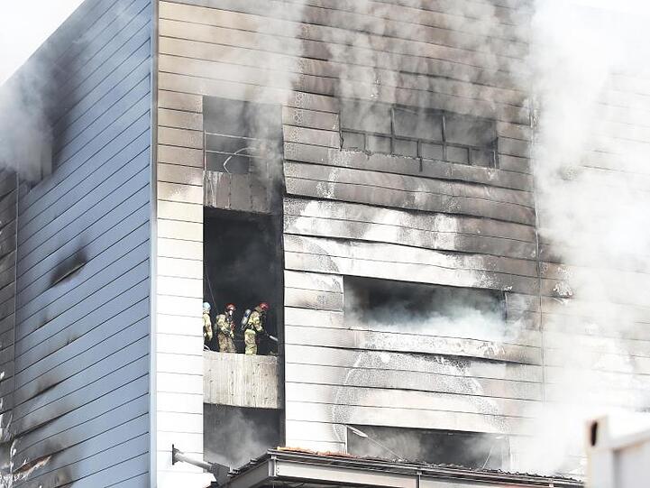 Feuerwehrmänner kämpfen gegen den Brand auf der Baustelle eines Auslieferungslagers südlich von Seoul.