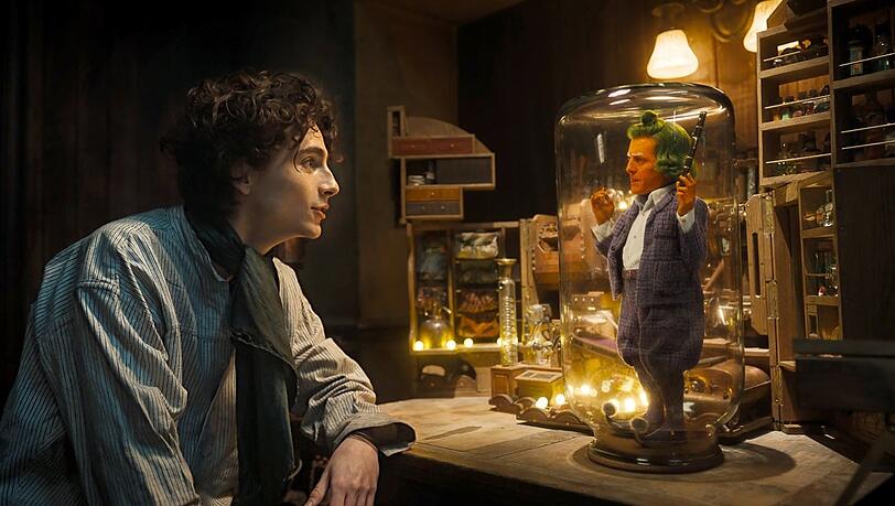 Timothée Chalamet (links) als Willy Wonka hat den Schokoladendieb (Hugh Grant als Oompa Loompa) festgesetzt und gewinnt ihn als Verbündeten. Timothée Chalamet (links) als Willy Wonka hat den Schokoladendieb (Hugh Grant als Oompa Loompa) festgesetzt und gewinnt ihn als Verbündeten.