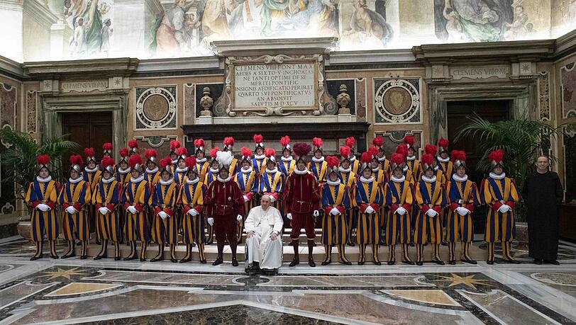 Papst Franziskus mit seiner Armee, der Schweizer Garde. Papst Franziskus mit seiner Armee, der Schweizer Garde.