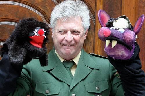Norbert Fuchs mit seinen Assistenten Flix (links) und Batman.