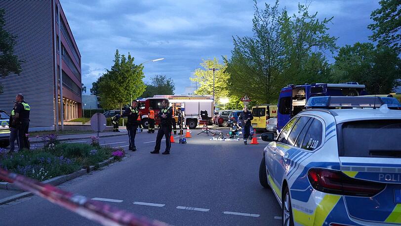 Polizisten sichern den Einsatzort nach den Sch&uuml;ssen auf den Verd&auml;chtigen.