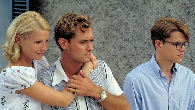Eigentlich Dickie (Jude Law, Mitte) l&auml;ngst nach Amerika heimgekehrt sein. Doch der reiche Nichtstuer liegt lieber in der italienischen Sonne, genie&szlig;t das Leben und liebt die h&uuml;bsche Marge (Gwyneth Paltrow).