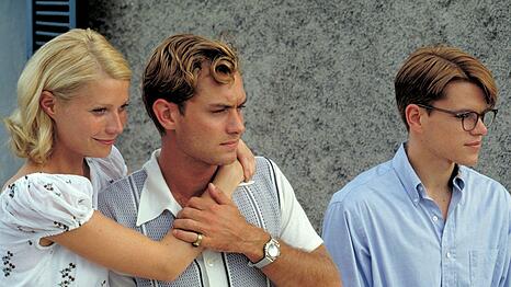 Eigentlich Dickie (Jude Law, Mitte) l&auml;ngst nach Amerika heimgekehrt sein. Doch der reiche Nichtstuer liegt lieber in der italienischen Sonne, genie&szlig;t das Leben und liebt die h&uuml;bsche Marge (Gwyneth Paltrow).
