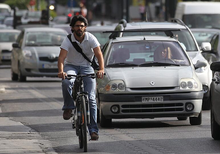 Vereinsamte Bahnhöfe, leer stehende Busse, Autolawinen in den Straßen: Streiks legen öffentlichen Verkehr in Athen lahm. Die Bilder.