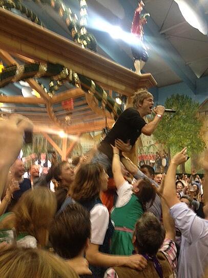Hosen-Frontmann Campino rockt die Wiesn - sehen Sie hier die besten Bilder aus dem Hacker-Zelt.