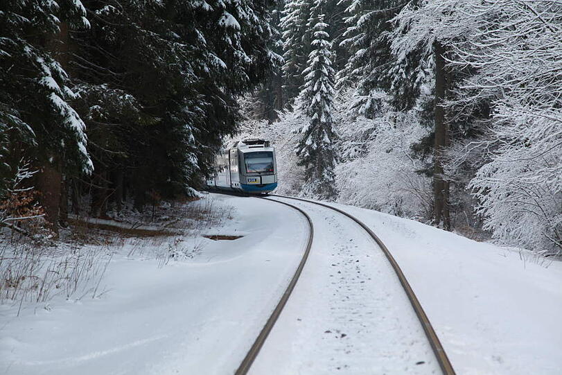 Am Bahnübergang zwischen Piesenkam und Warngau rammt ein Regionalzug ein Auto. Ein Mensch stirbt, weitere werden eingeklemmt.