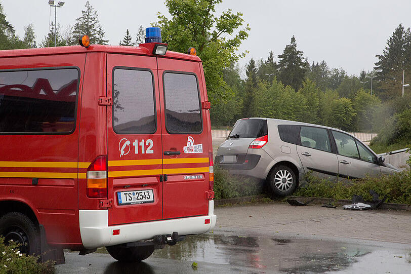 Ein führerscheinloses Mädchen übt auf einem Parkplatz das Autofahren und rast versehentlich in einen Stromkasten.