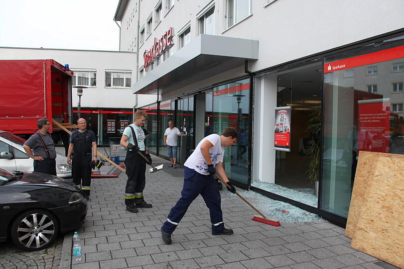 Kurioser Unfall beim Einparken in Waldkraiburg. Die Bilder vom Crash in die Sparkasse.