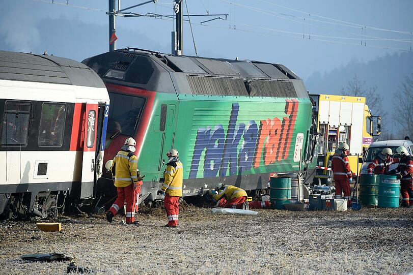 Bei einem Zugunglück in der Schweiz sind ein Schnellzug und eine S-Bahn zusammengestoßen.