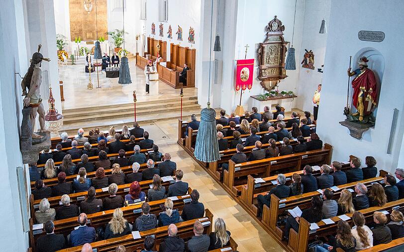 Gut drei Wochen nach dem verheerenden Brand in einem Gästehaus im oberbayerischen Schneizlreuth haben Hunderte Angehörige, Freunde und Arbeitskollegen der sechs Todesopfer gedacht. Die Bilder!