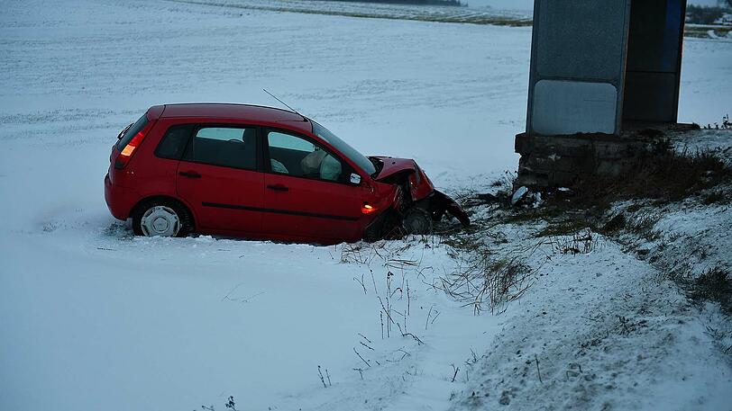 Der Fahrer des roten Wagens kam von der Straße ab und krachte in ein Bushäuschen. Durch den anschließenden Stau auf der Bundesstraße kam es zu einem weiteren Unfall.