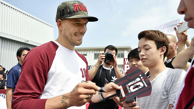 Lukas Podolski wurde in der vergangenen Woche begeistert von den Fans in Japan empfangen.