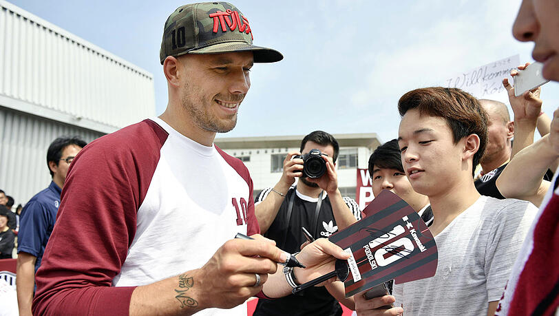 Lukas Podolski wurde in der vergangenen Woche begeistert von den Fans in Japan empfangen. Lukas Podolski wurde in der vergangenen Woche begeistert von den Fans in Japan empfangen.