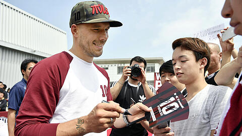 Lukas Podolski wurde in der vergangenen Woche begeistert von den Fans in Japan empfangen.