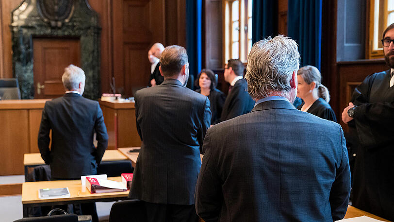 Drei von insgesamt sechs angeklagten Beamten im Gerichtssaal.
