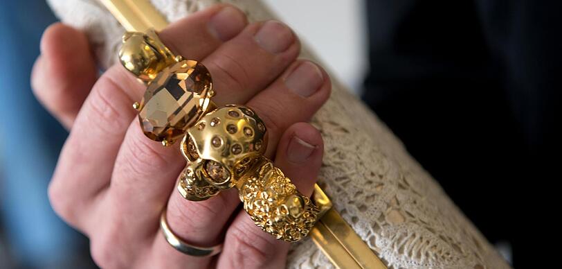 Eine Designerhandtasche als Schlagring.