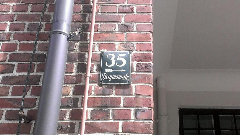 Pfeilgeradeaus in die Vergangenheit: Ein antikes Hausnummernschild in der Bergmannstraße.