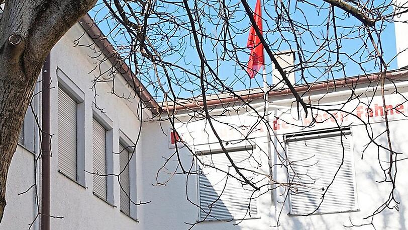 Streitobjekt: das Haus mit der roten Fahne in der Tulbeckstraße.