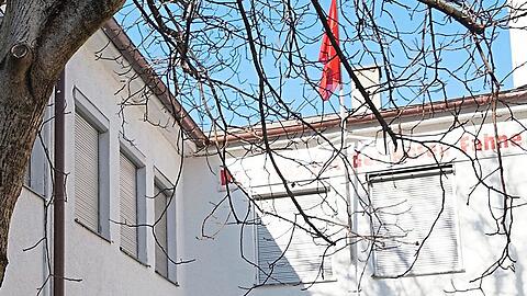 Streitobjekt: das Haus mit der roten Fahne in der Tulbeckstraße.