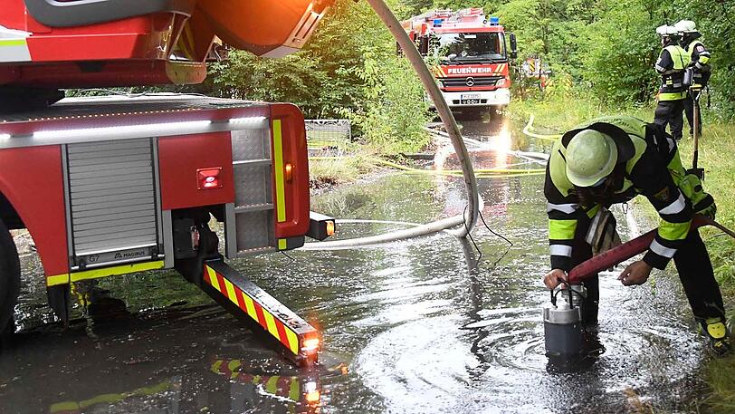 Dauerregen erschwerte die Nachlöscharbeiten.