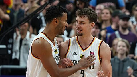 Johannes Thiemann (l) und Franz Wagner freuen sich nach einem Punktgewinn.