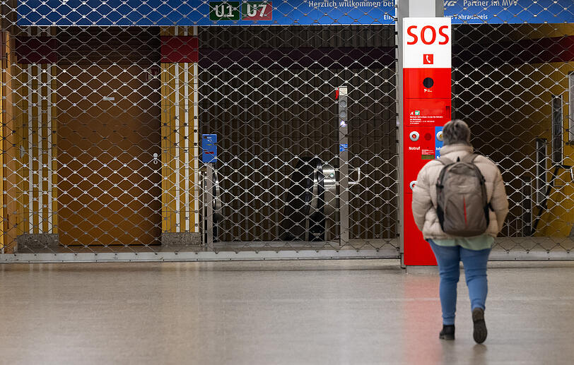 Hier geht's nicht weiter: Am Donnerstagmorgen waren sämtliche U-Bahnhöfe abgesperrt. Fahrgäste konnten nicht zu den Gleisen.