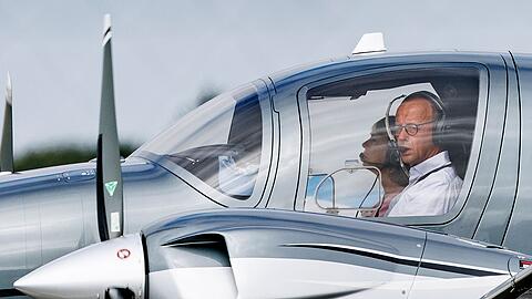 Friedrich Merz ist leidenschaftlicher Pilot. Darf er sein Flugzeug auch als Bundeskanzler noch selbst fliegen?