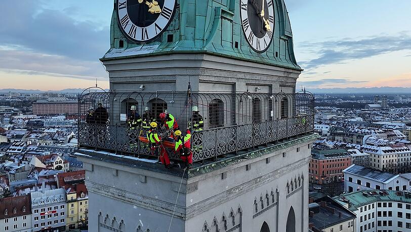 Das Team der Höhenretter der Feuerwehr baute eine Seilrutsche von der Aussichtsplattform in etwa 60 Metern Höhe bis zum Boden auf.