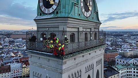 Das Team der Höhenretter der Feuerwehr baute eine Seilrutsche von der Aussichtsplattform in etwa 60 Metern Höhe bis zum Boden auf. Das Team der Höhenretter der Feuerwehr baute eine Seilrutsche von der Aussichtsplattform in etwa 60 Metern Höhe bis zum Boden auf.