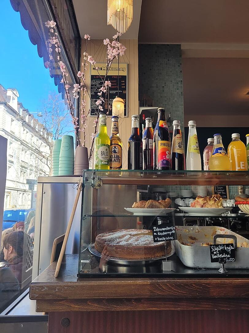Die Kuchentheke in der Fortuna Caf&eacute;bar.