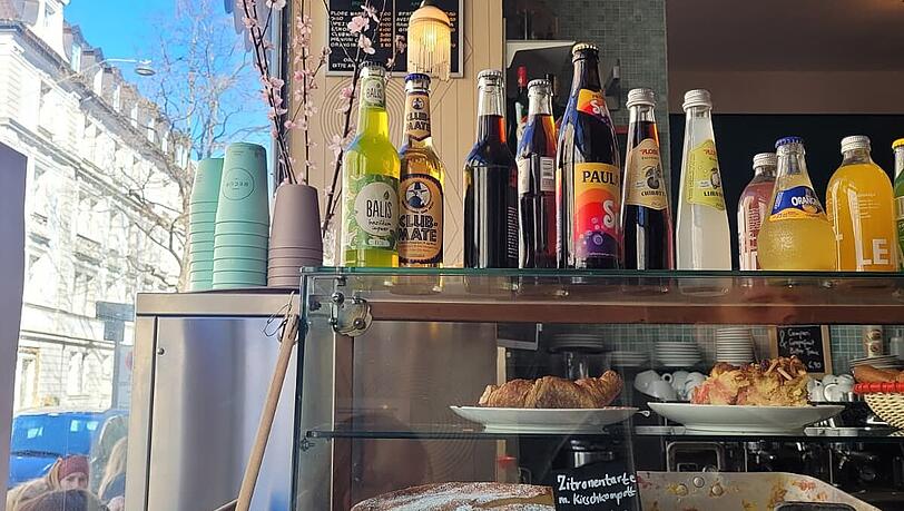 Die Kuchentheke in der Fortuna Caf&eacute;bar.