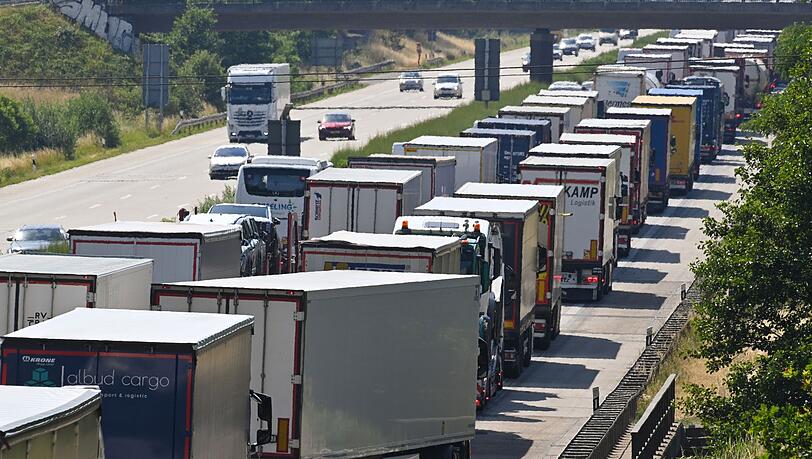 Der ADAC sagt für das Wochenende eine hohe Staugefahr voraus. (Archivbild) Der ADAC sagt für das Wochenende eine hohe Staugefahr voraus. (Archivbild)