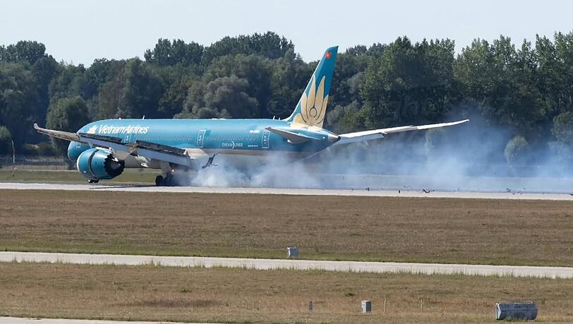 Schrecksekunden in München: Die Anspannung vor der Landung der Dreamliner-Maschine von Vietnam Airlines sei groß gewesen, berichten Augenzeugen. Schrecksekunden in München: Die Anspannung vor der Landung der Dreamliner-Maschine von Vietnam Airlines sei groß gewesen, berichten Augenzeugen.