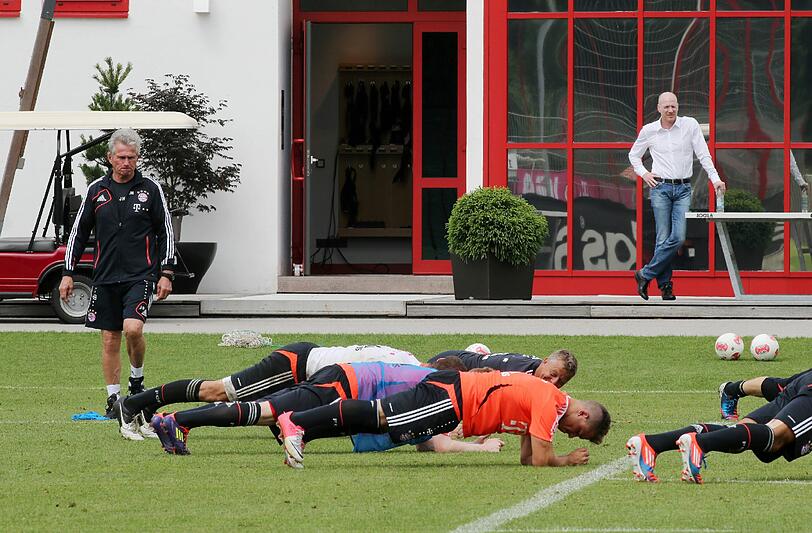 Liegestütz unter der Beobachtung von Heynckes und Sammer.