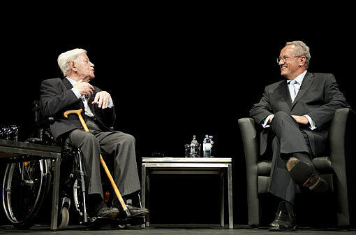 Hanseat Helmut Schmidt (SPD, l.) der Münchner OB Christian Ude unterhalten sich am Dienstag (28.08.12) im Volkstheater in München.