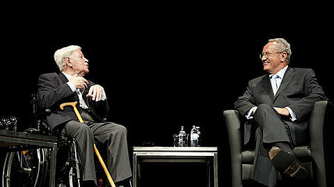 Hanseat Helmut Schmidt (SPD, l.) der Münchner OB Christian Ude unterhalten sich am Dienstag (28.08.12) im Volkstheater in München.