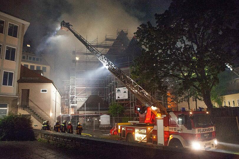 Ein Feuer hat in der Altstadt in Nürnberg gewütet und den Dachstuhl der Kirche St. Martha völlig zerstört. Die Bilder vom Feuer, von den Löscharbeiten und wie das Gebäude jetzt aussieht.