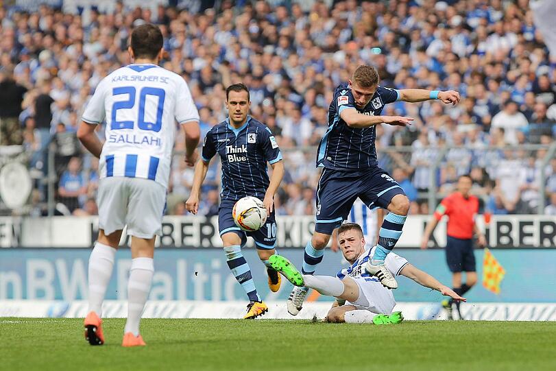 LEVENT AYCICEK, NOTE: 5 Bisher schwächster Auftritt des Winterneuzugangs. Zirkelte einige Freistöße von links herein, an die Bälle von Kollegen Liendl reichten sie nicht heran. Aus dem Spiel heraus kam nicht viel, defensiv stellenweise überfordert.