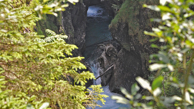 Die Ostrach fliest im Hintersteiner Tal bei Bad Hindelang durch eine tiefe Schlucht namens Eisenbreche. Dieses schöne Stück Natur bleibt unberührt.