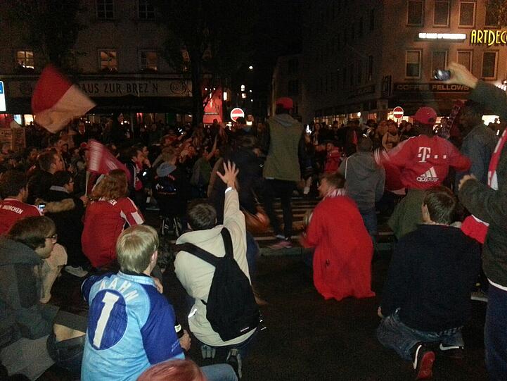 So ausgelassen feiern die Fans auf der Leopoldstraße den Bayern-Sieg. Die Bilder