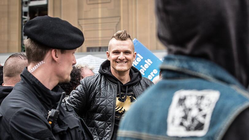 Der rechtsextreme Rapper Chris Ares 2016 bei einer AfD-Kundgebung am Odeonsplatz. (Archivbild)