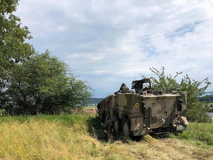 Bei der Brigadegefechtsübung "Berglöwe 2018" steht ein Fahrzeug der Bundeswehr auf einer Wiese. Foto: Bundeswehr/Archiv