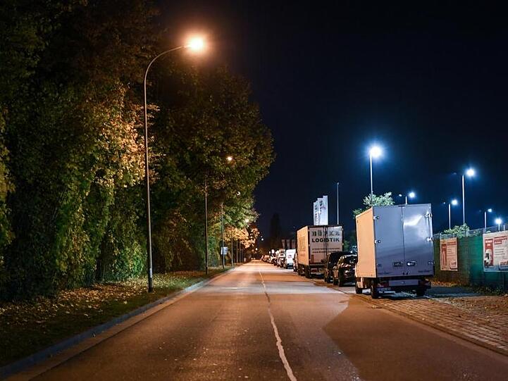 Im Fall einer mutmaßlichen Gruppenvergewaltigung in Freiburg wertet die Polizei weiter Spuren und Hinweise aus.