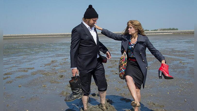 "Einmal Hallig und zurück": Fanny Reitmeyer (Anke Engelke) und Hagen Kluth (Charly Hübner) kommen sich beim Wattwandern scheinbar näher.