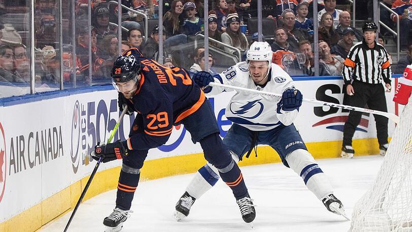 Leon Draisaitl (l) von den Edmonton Oilers musste mit seinem Team einen Niederlage gegen Tampa Bay Lightning hinnehmen.