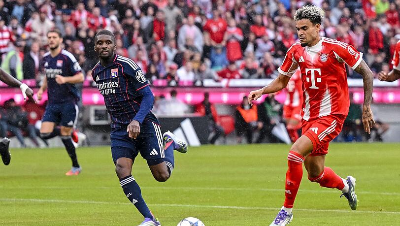 Luis Díaz (r) steht im Testspiel gegen Lyon erstmals für den FC Bayern auf dem Platz.