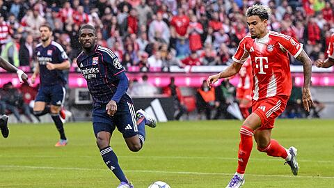 Luis Díaz (r) steht im Testspiel gegen Lyon erstmals für den FC Bayern auf dem Platz.